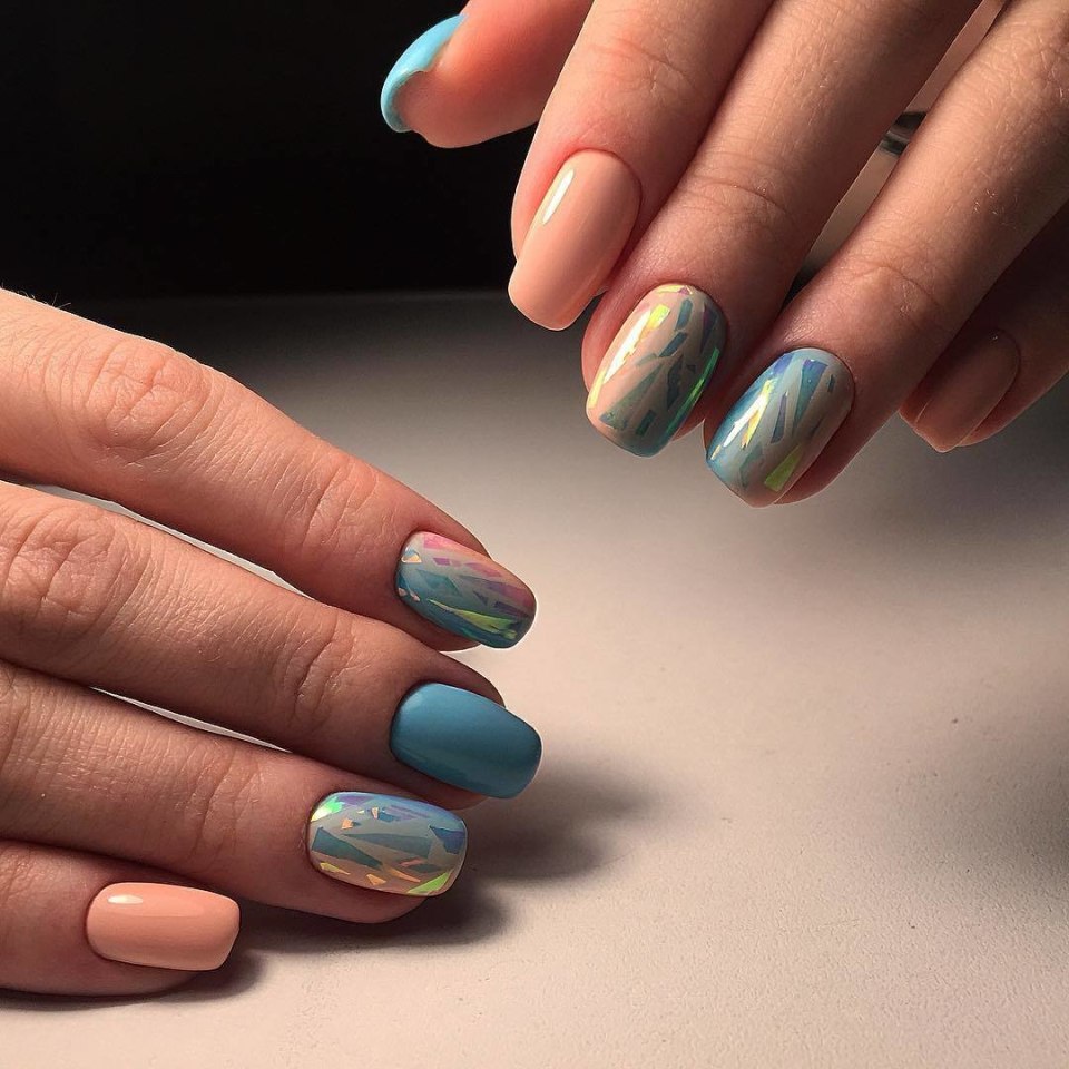 Мятный маникюр со стразами