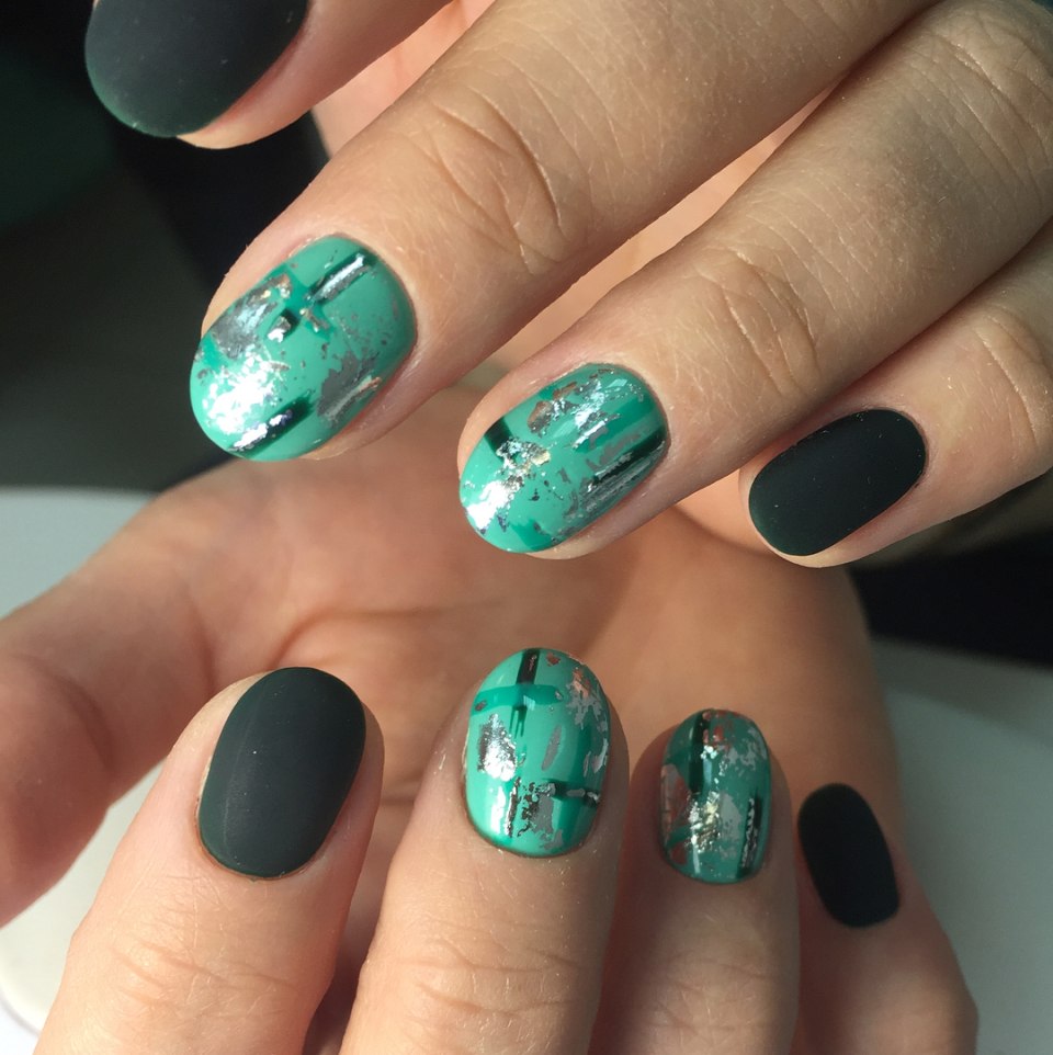 Зелёный маникюр с фольгой