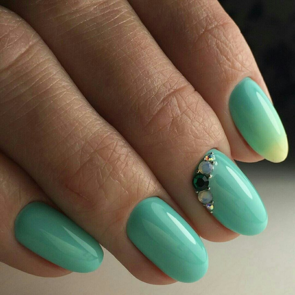 Нежный мятный маникюр