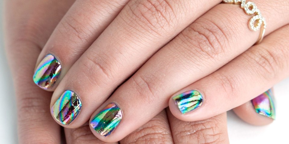 Салатово серебристый маникюр