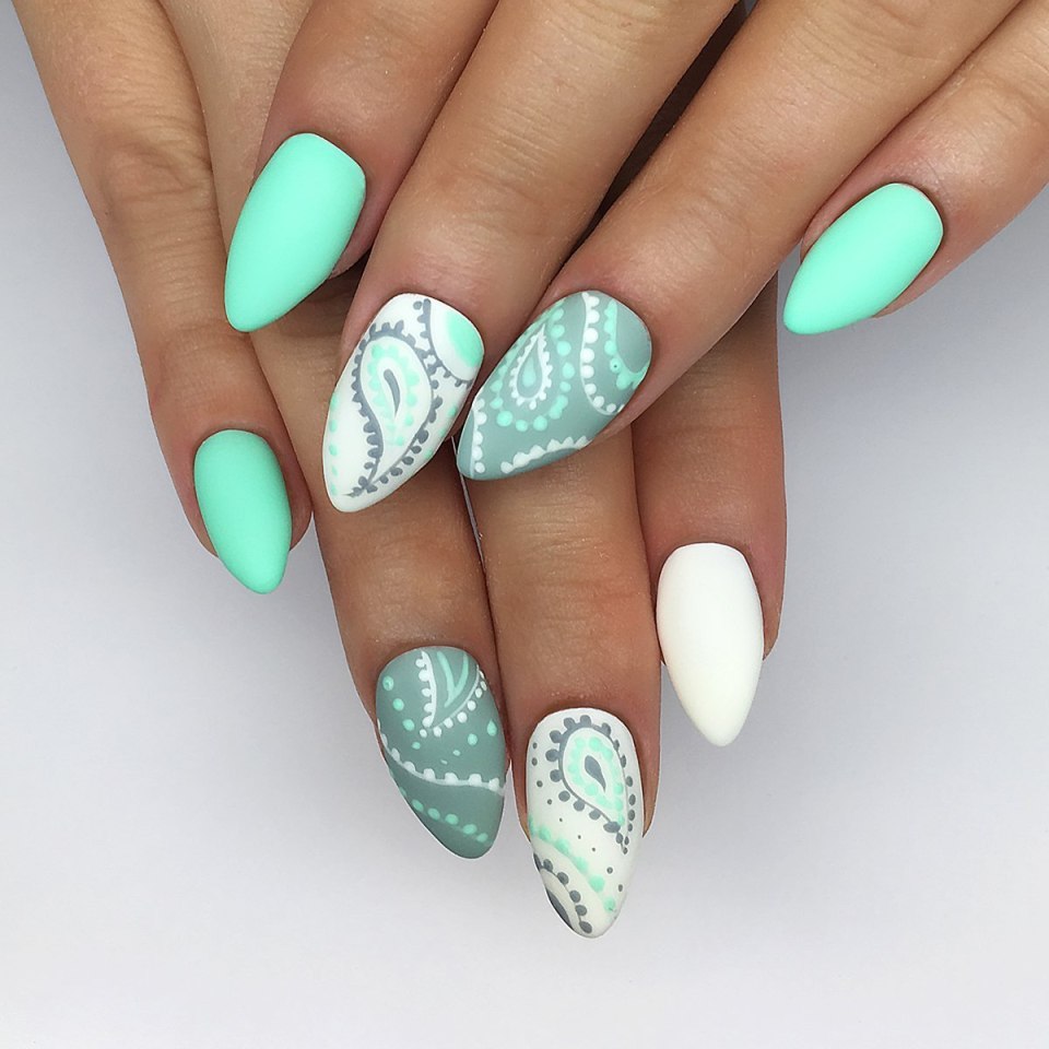 Битое стекло на ногтях