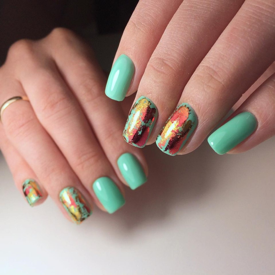 Битое стекло на ногтях