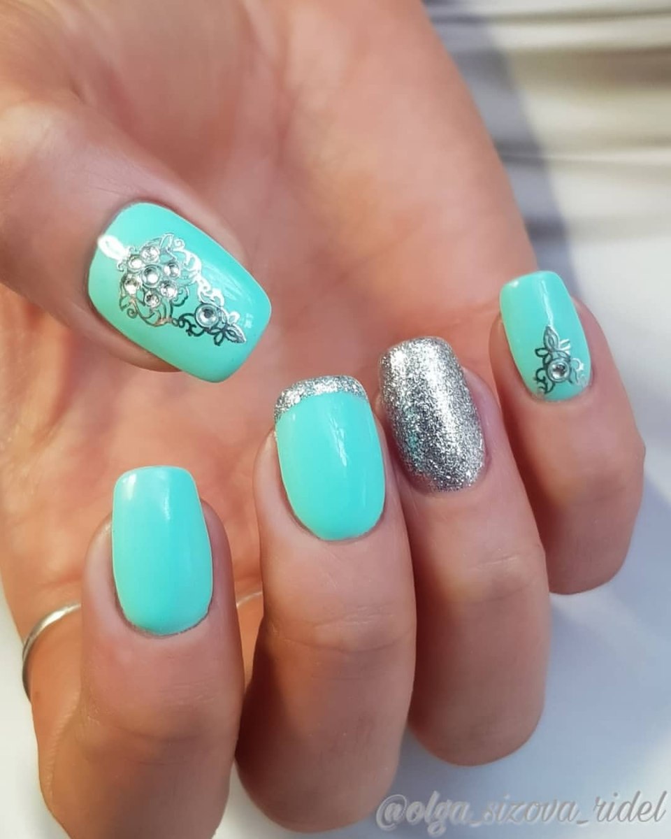 Мятный маникюр с полосками