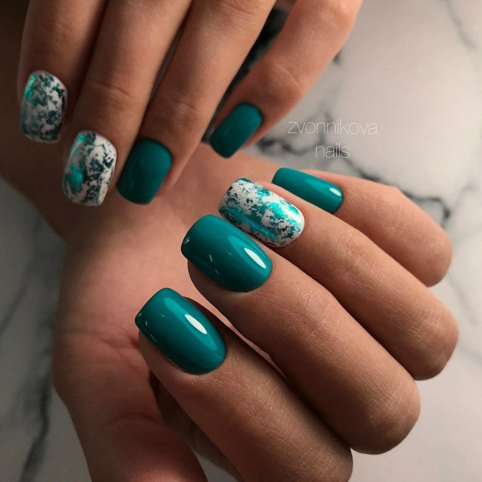 Маникюр с отпечатком фольги