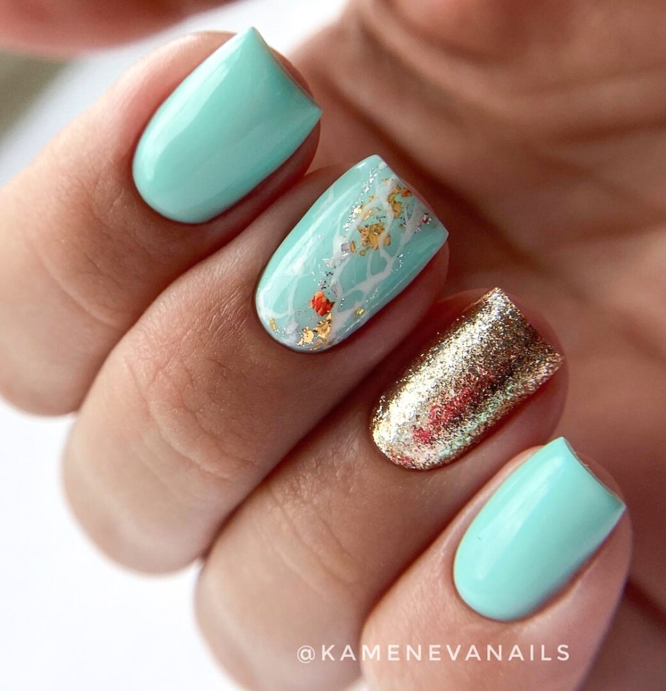 Красивый маникюр с полосками