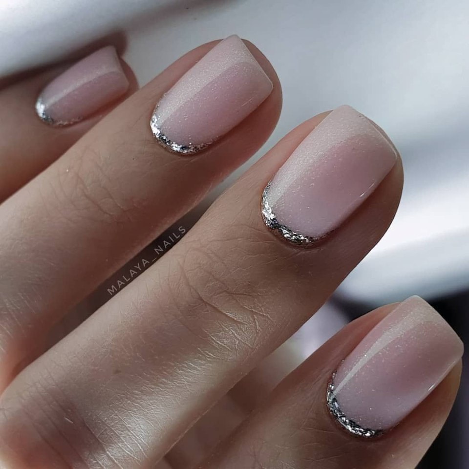 Серебристый френч на короткие ногти