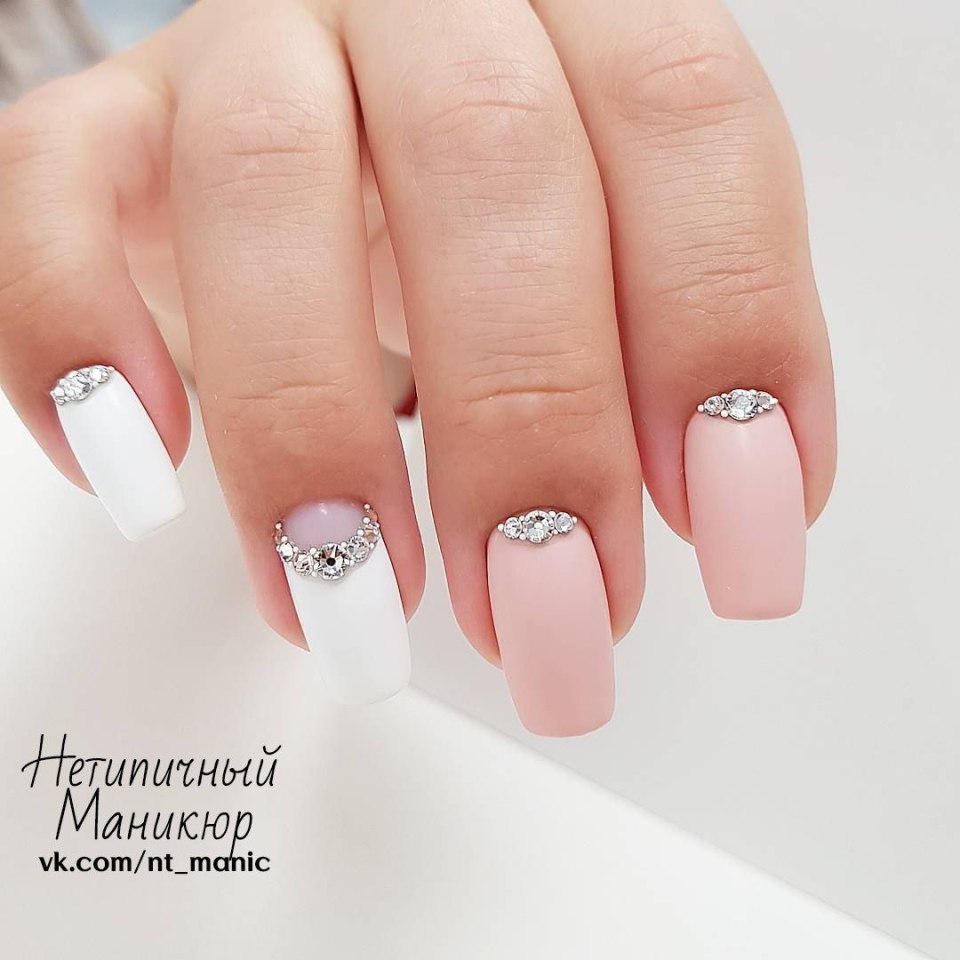 Розовый маникюр с лунками