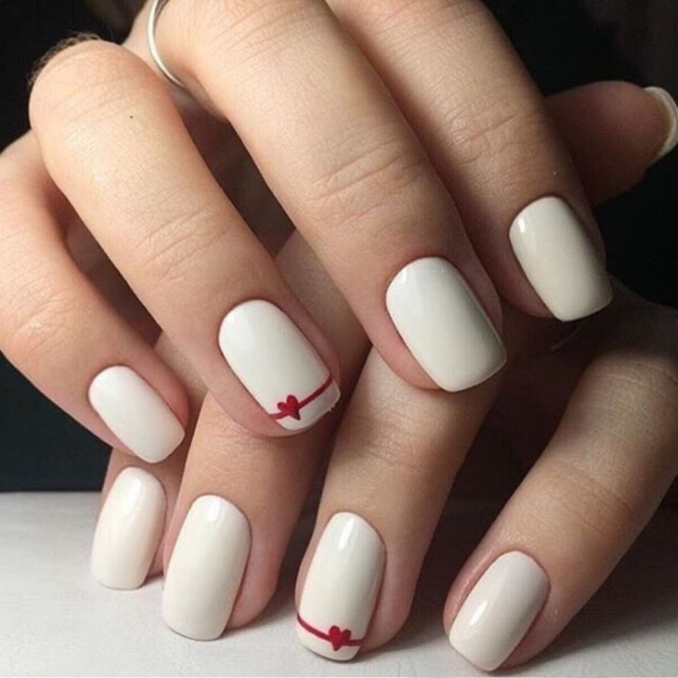Белые ногти с сердечком