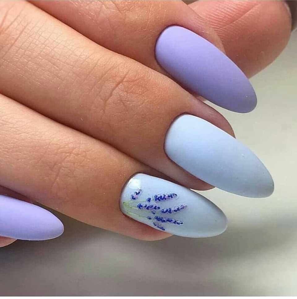 Ногти миндаль синие с белым