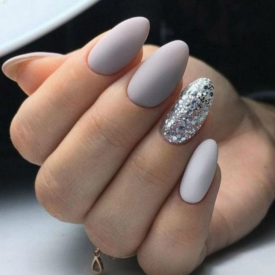 Серый матовый маникюр