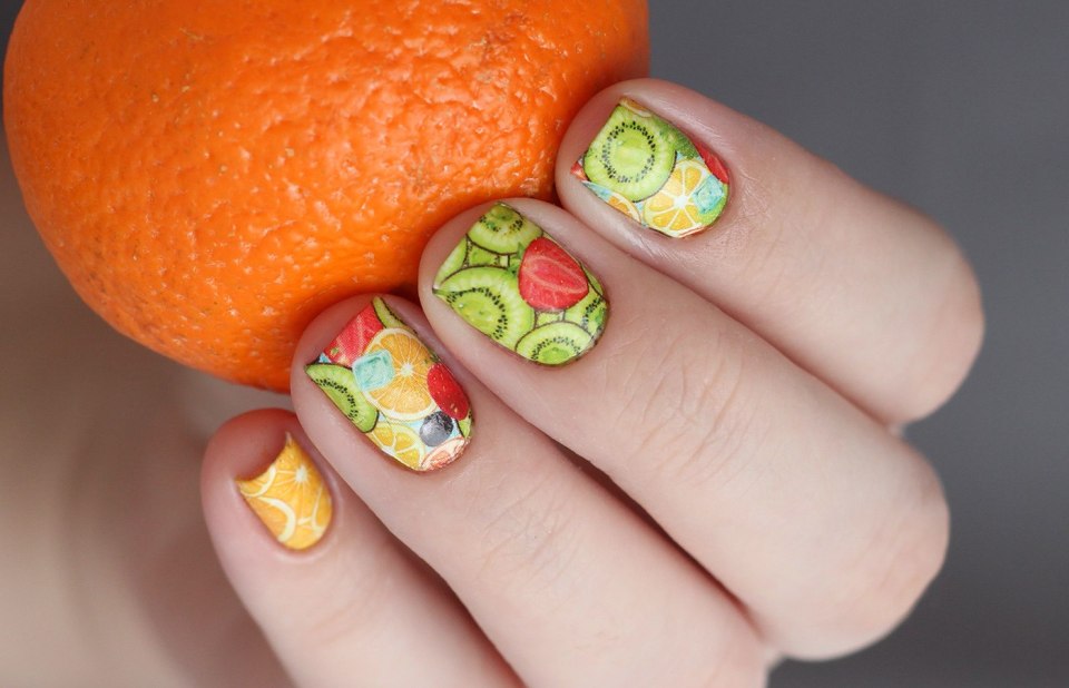 Маникюр на короткие ногти с фруктами