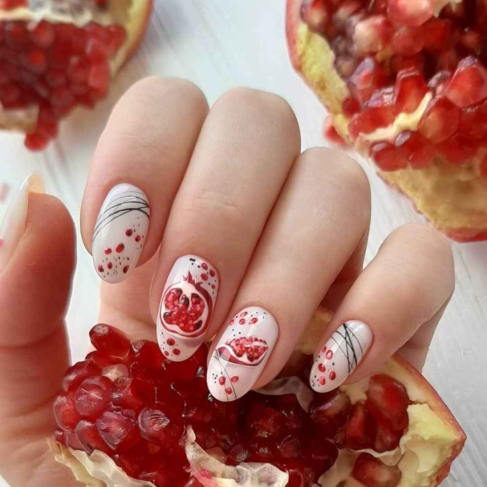 Маникюр с гранатом