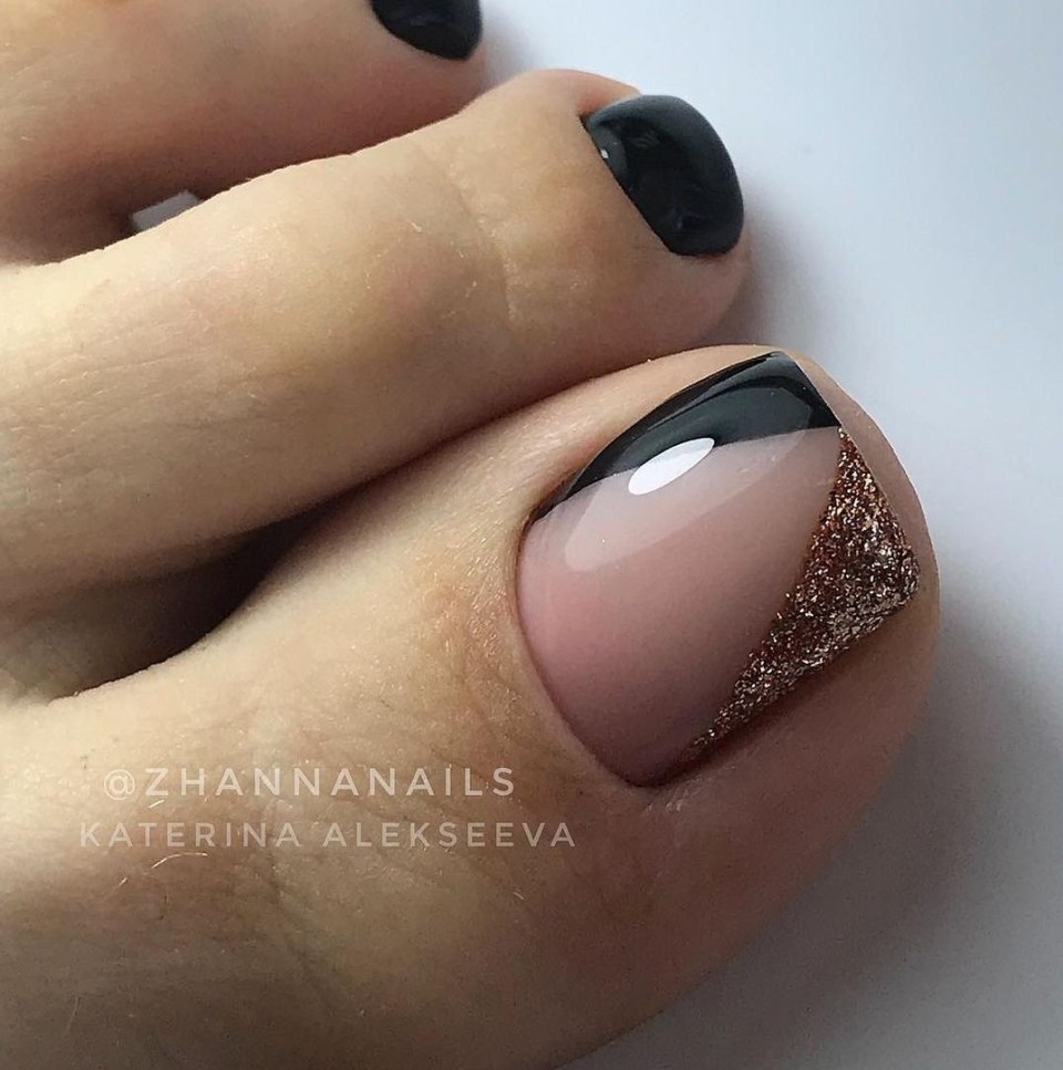 Черно белый педикюр