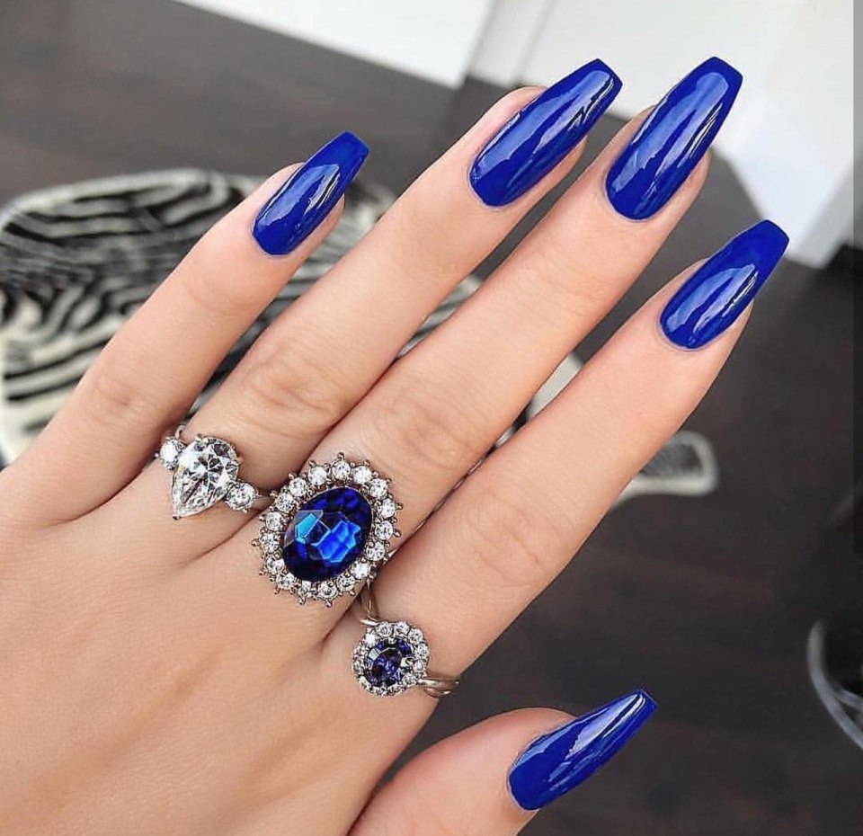 Какой маникюр сделать под синее платье