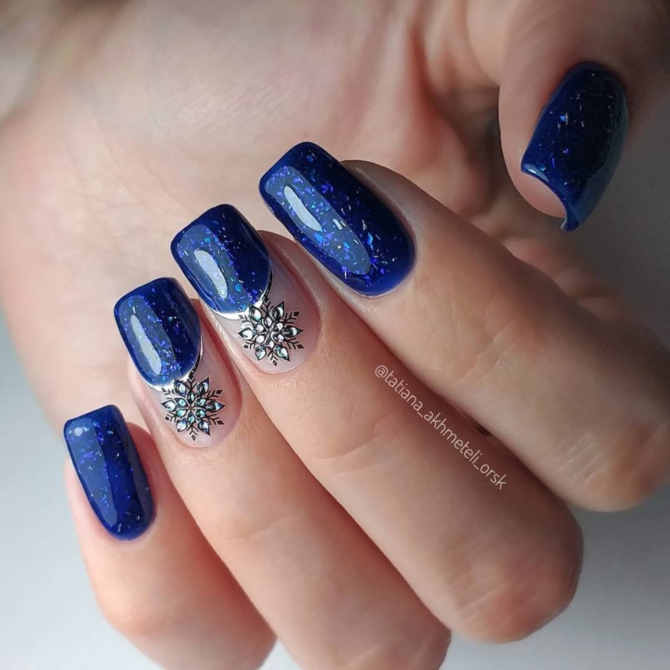 Синий зимний маникюр