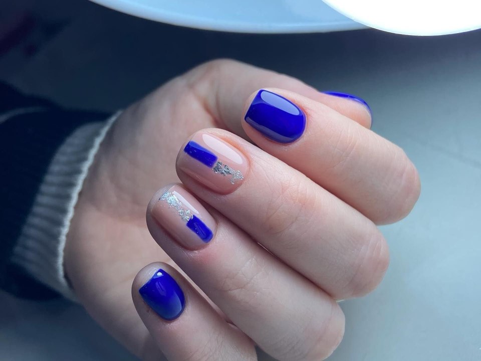 Синий маникюр на короткие ногти 2021