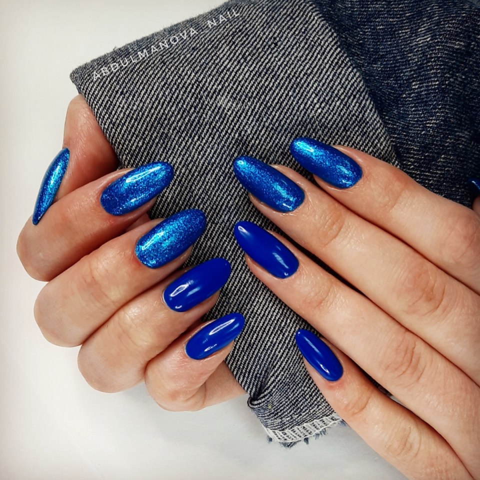 Синий маникюр однотонный