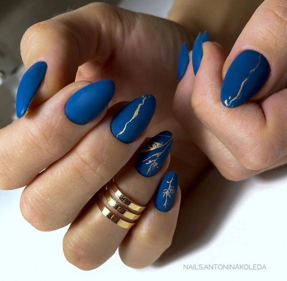 Синий маникюр с блестками