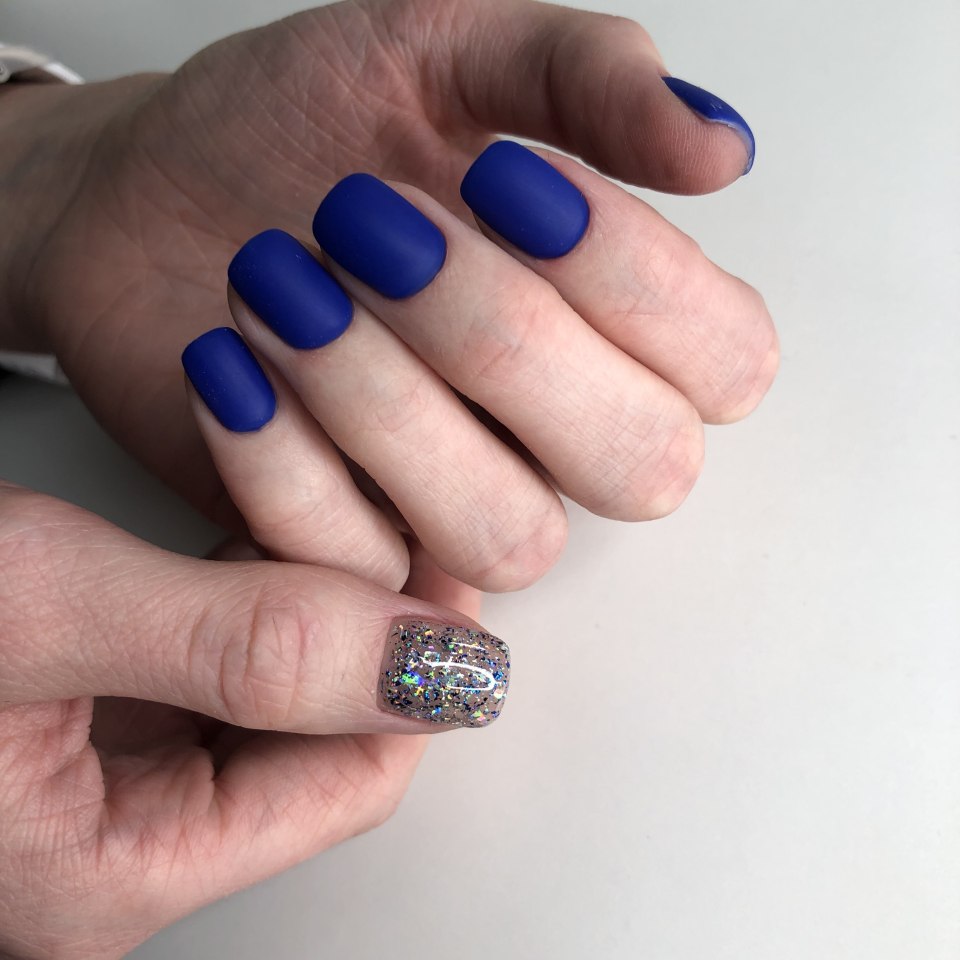 Синий маникюр и педикюр в одном стиле 2021