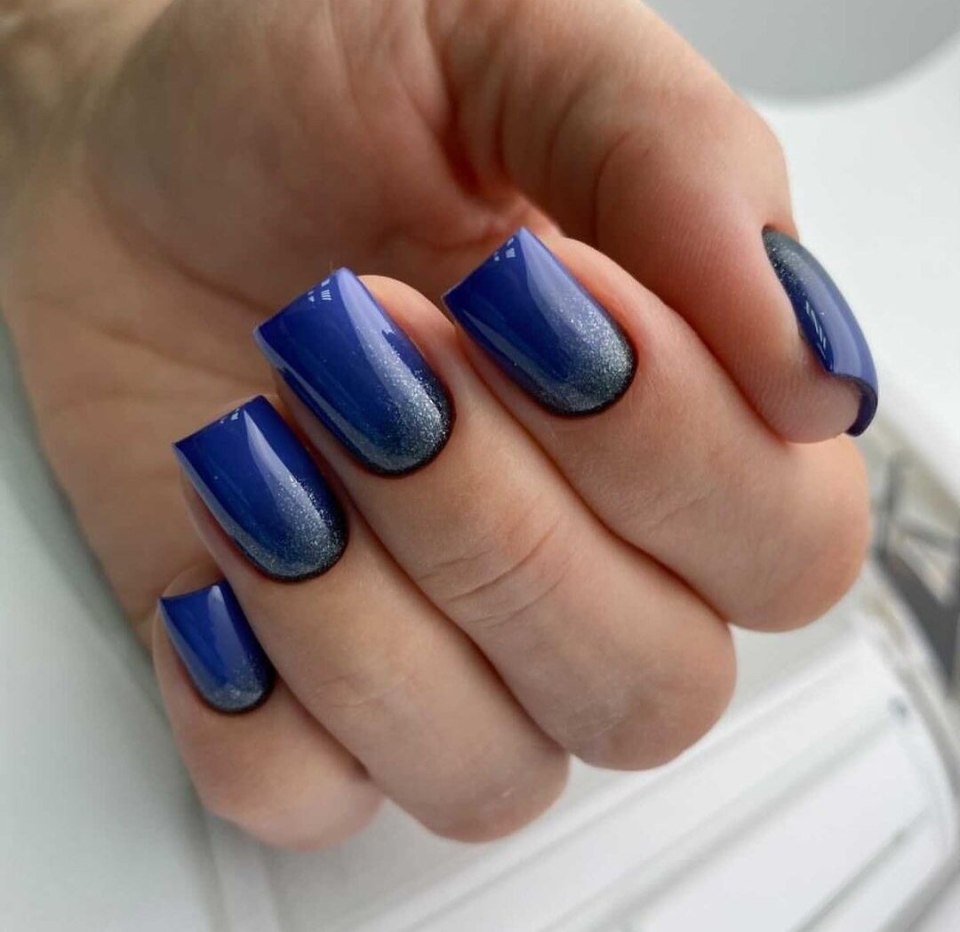 Маникюр в синих тонах на короткие ногти