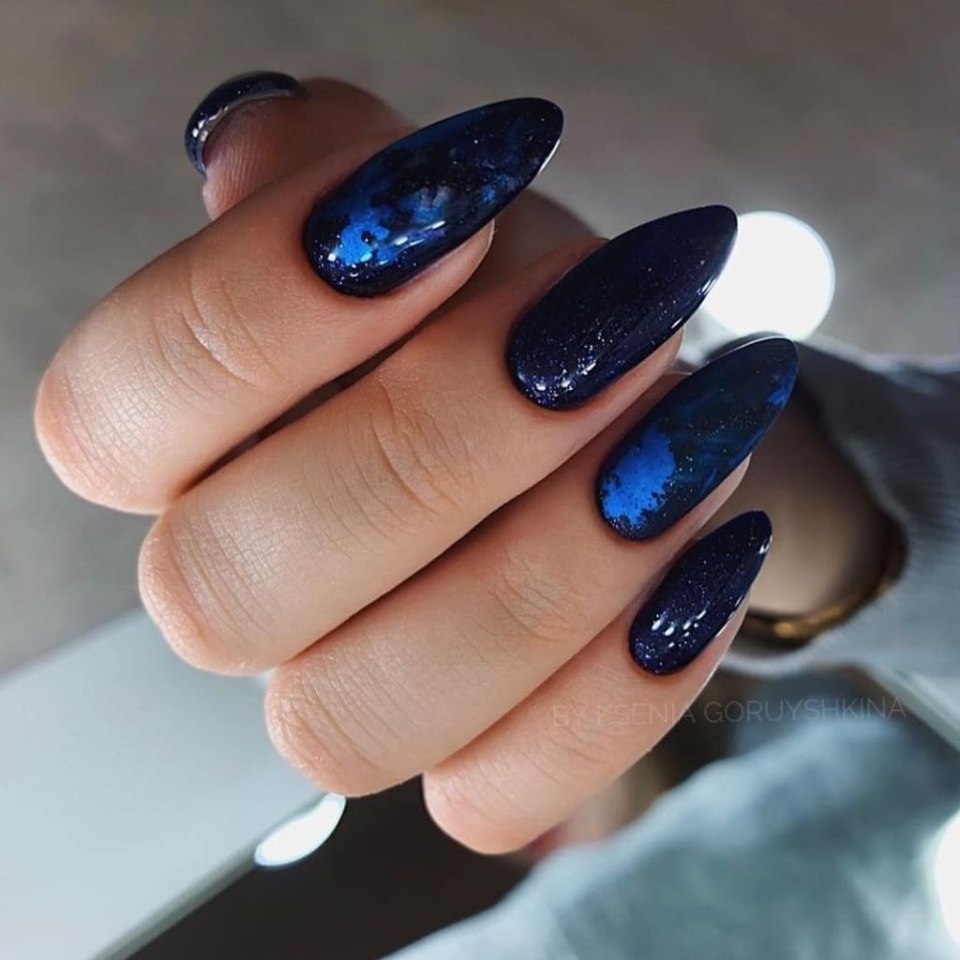 Маникюр синий с белым