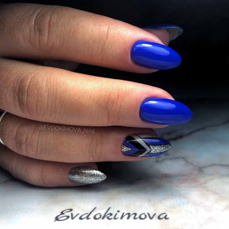 Новогодний маникюр 2021 синий