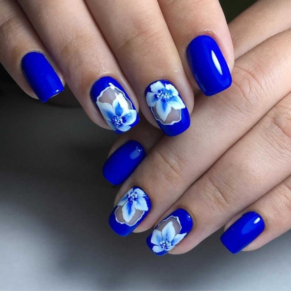 Маникюр синие цветы Минимализм