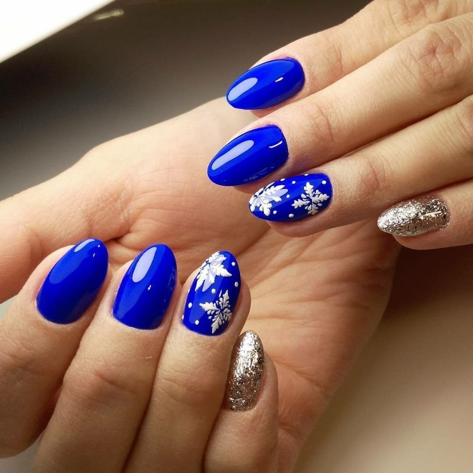 Маникюр под синее вечернее платье