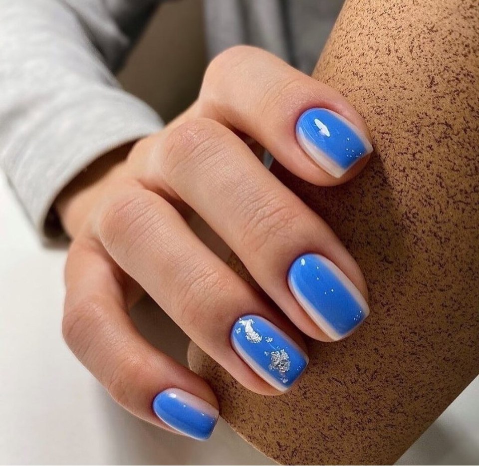 Синий маникюр 2021