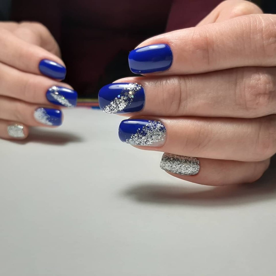 Синий маникюр 2021 модные