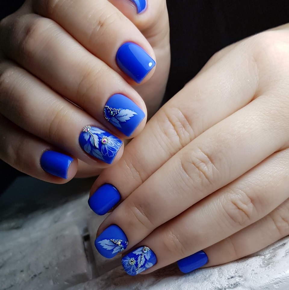 Синий маникюр 2021 новинки