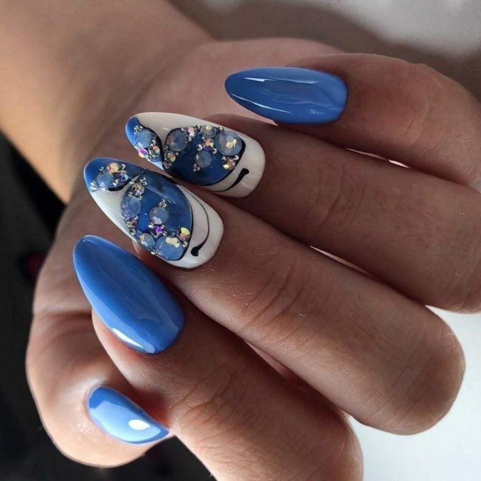 Глубокий синий маникюр