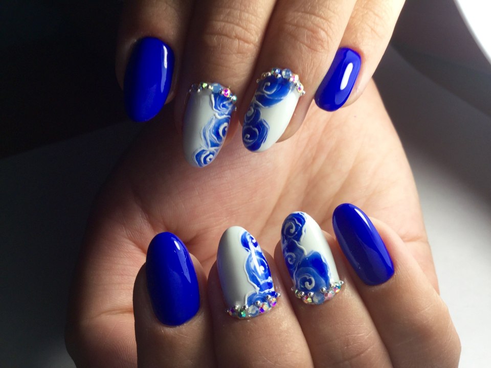 Маникюр к синему платью