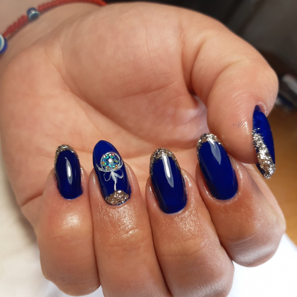 Деловой маникюр синего