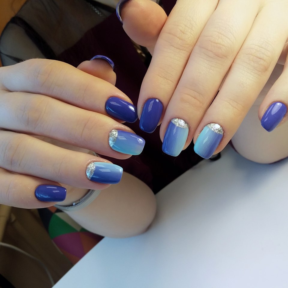 Синий маникюр с полосками