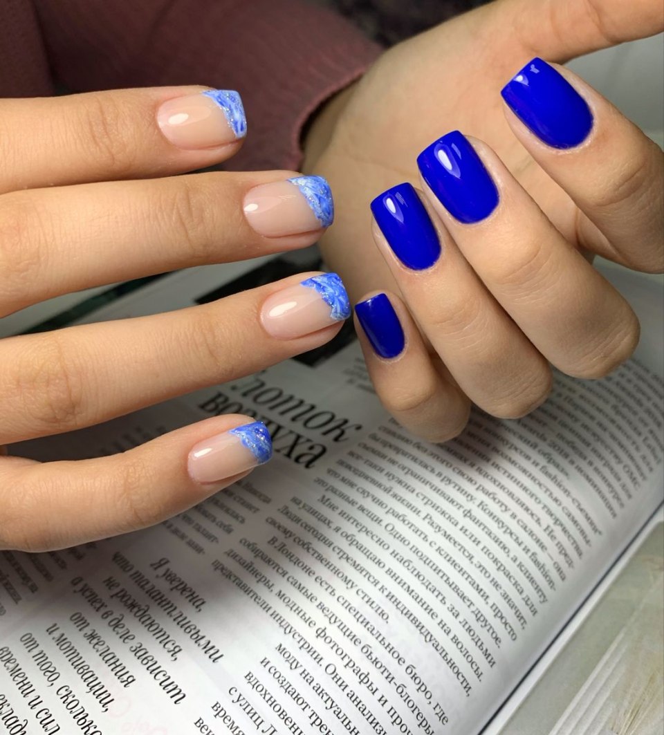 Ярко синий маникюр 2021