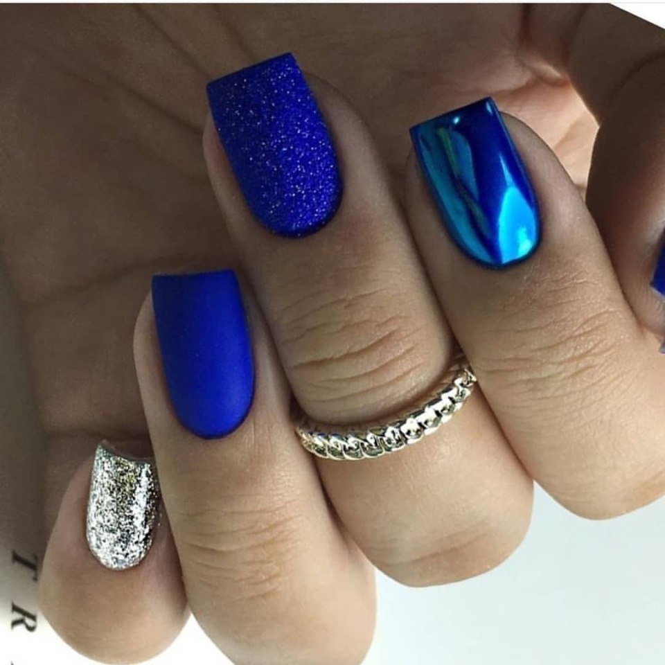 Синий маникюр 2021 модные