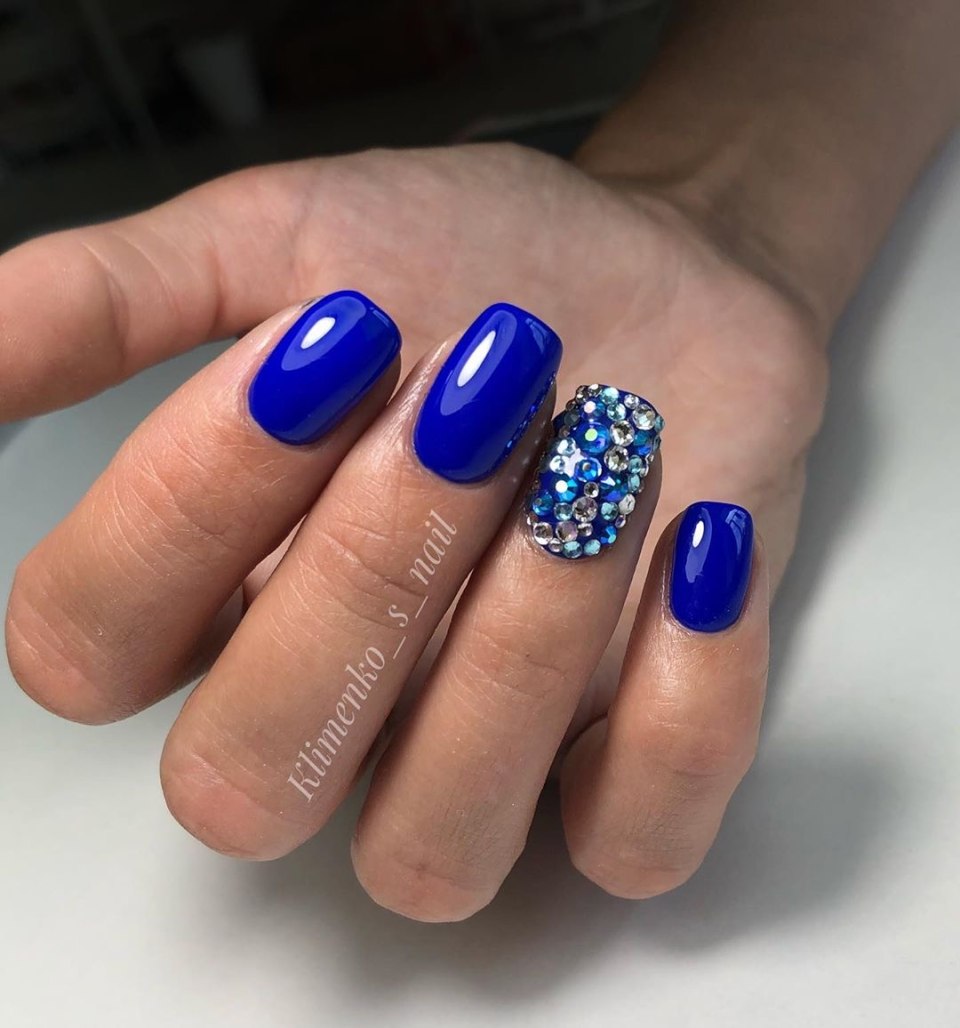 Ногти синий глянец