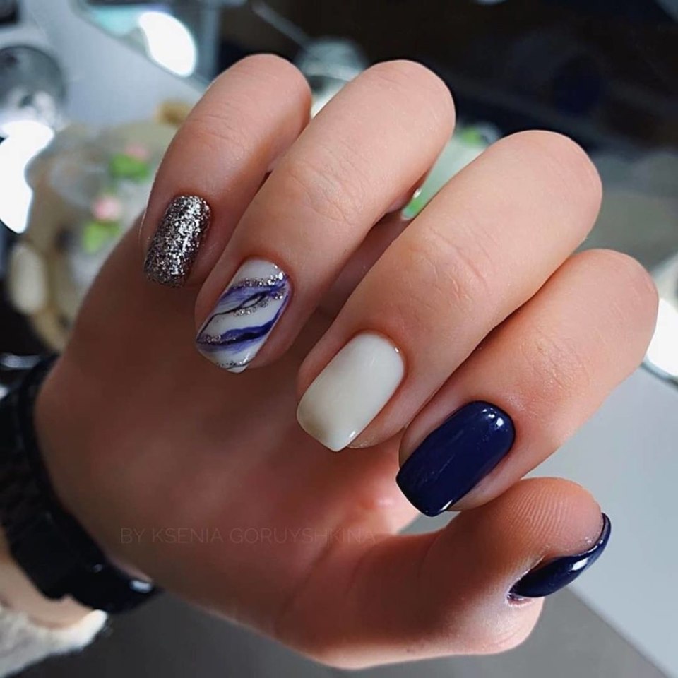 Синий маникюр 2021