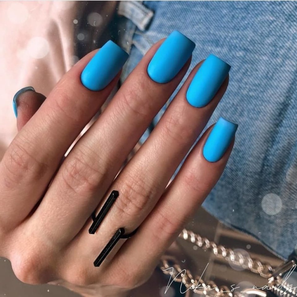 Темно синие ногти с блестками