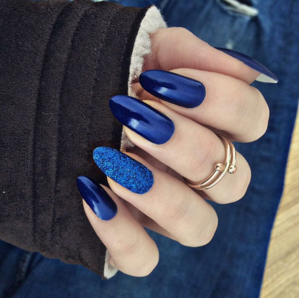 Синий маникюр 2020