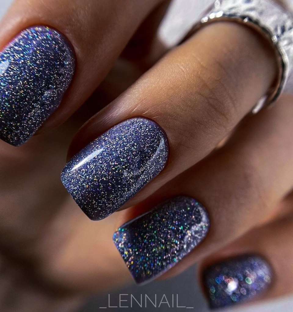 Синий маникюр 2021 модные