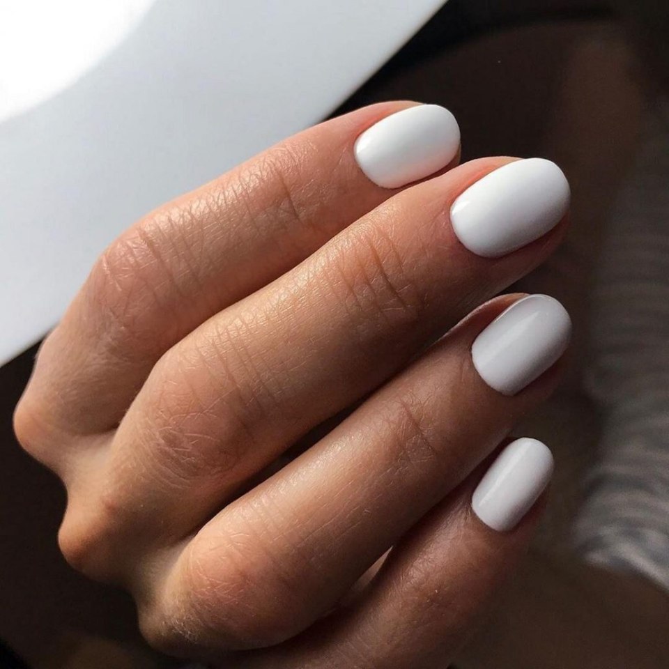 Белый маникюр на короткие ногти