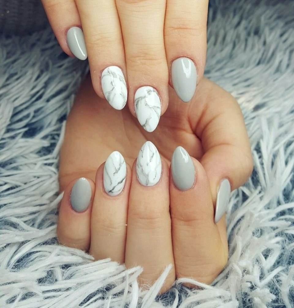 Белый маникюр с дизайном