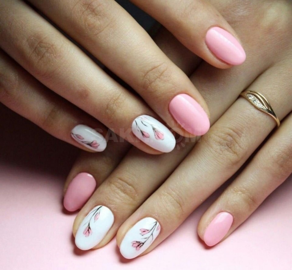 Маникюр серый с белым