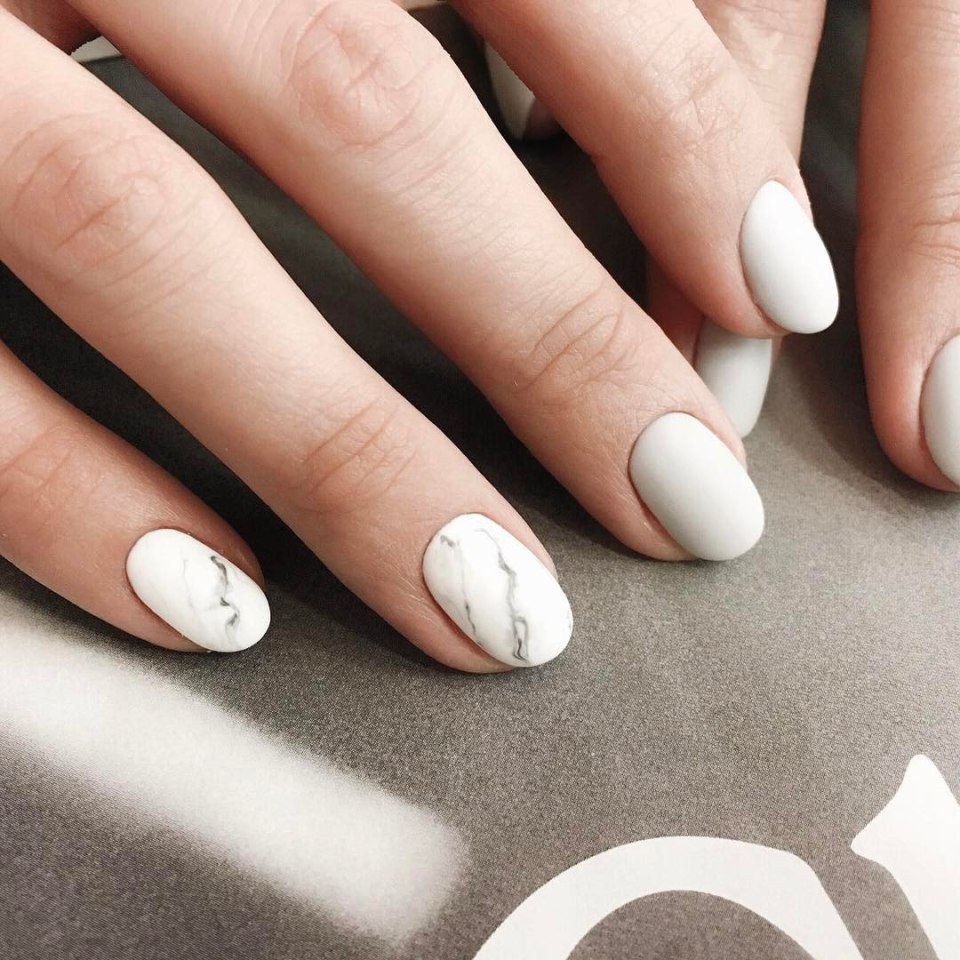 Белые овальные ногти