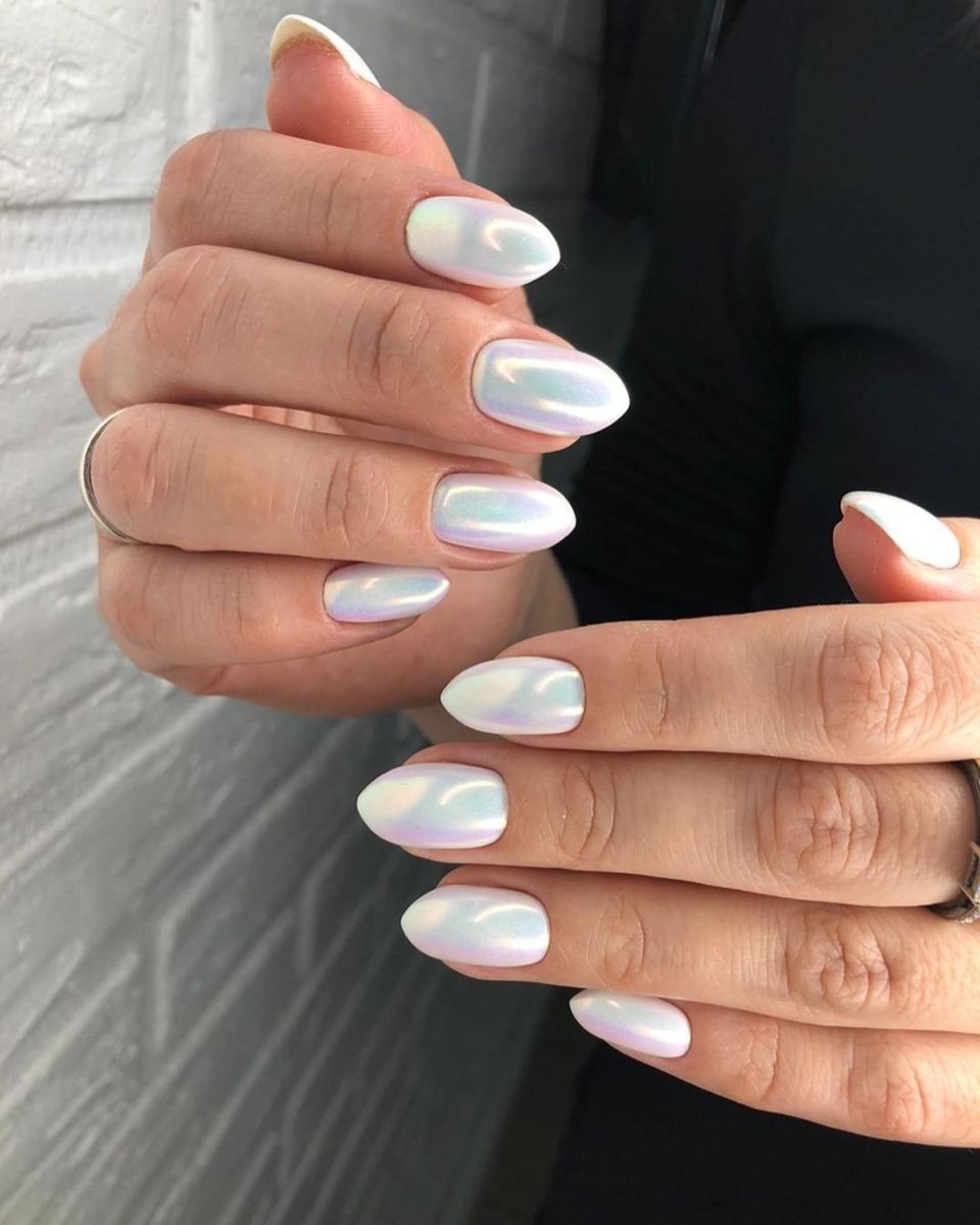 Белый маникюр на короткие круглые ногти