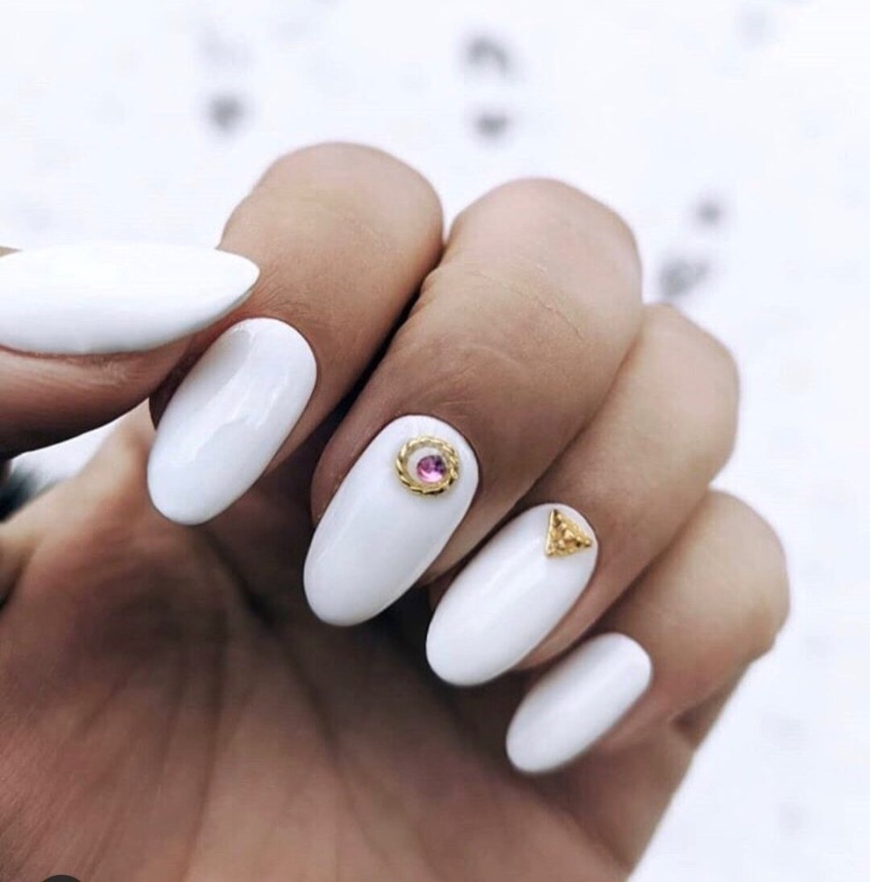 Белый маникюр на миндальные ногти