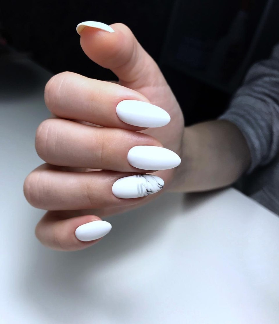 Белый мраморный маникюр на коротких ногтях