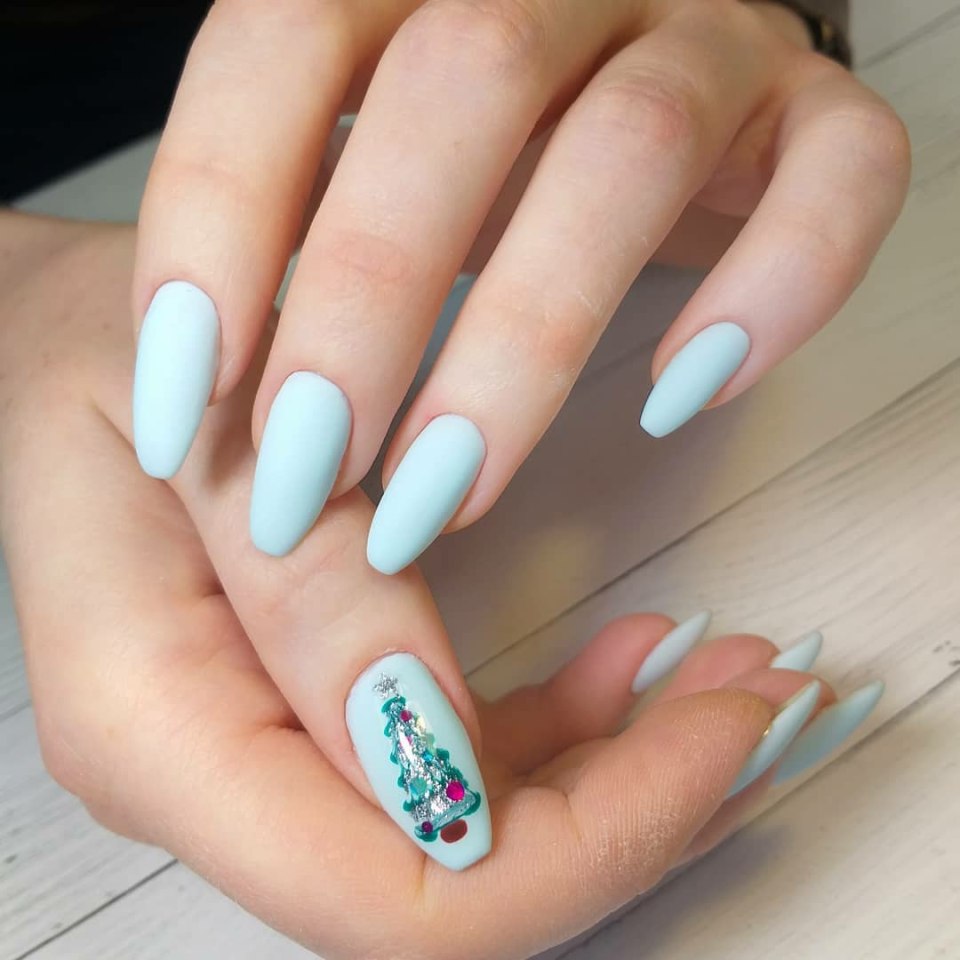 Голубой прозрачный маникюр